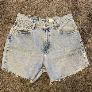 High waisted distressed Levi jean shorts